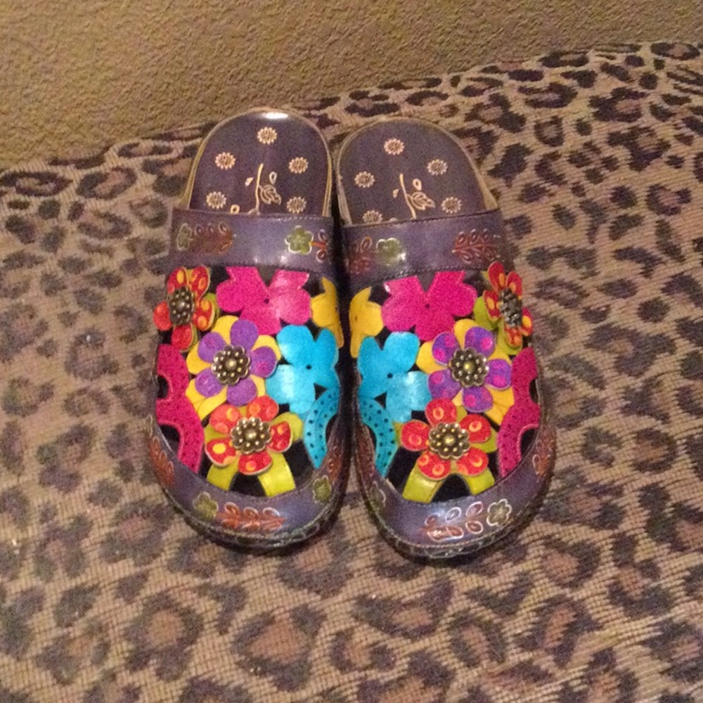 Sz7 Womens Flowered clogs